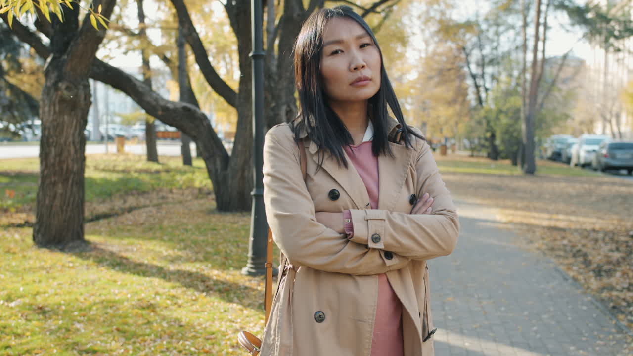 가을 에 공원 에서 한 여자