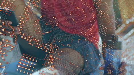 animación del procesamiento de datos sobre un hombre afroamericano bebiendo agua
