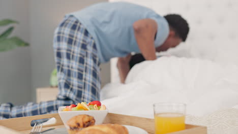 una pareja besándose en la cama.