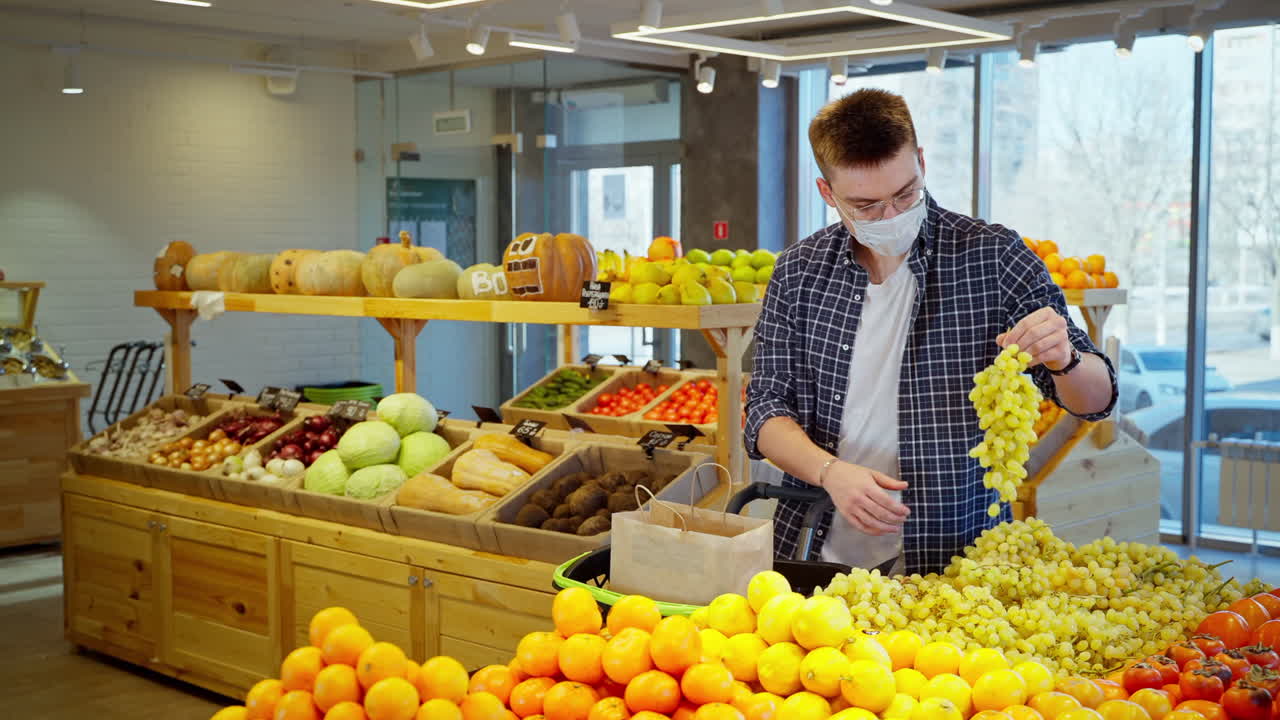 식료품 가게 에서 과일 과 채소 를 구입 하는 사람