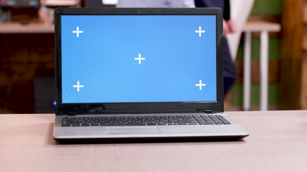 portátil con pantalla verde en la oficina