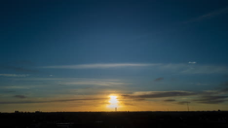 Zeitraffer-Des-Sonnenaufgangs-Mit-Wolken,-Die-über-Ein-Vorstadtgebiet-Ziehen