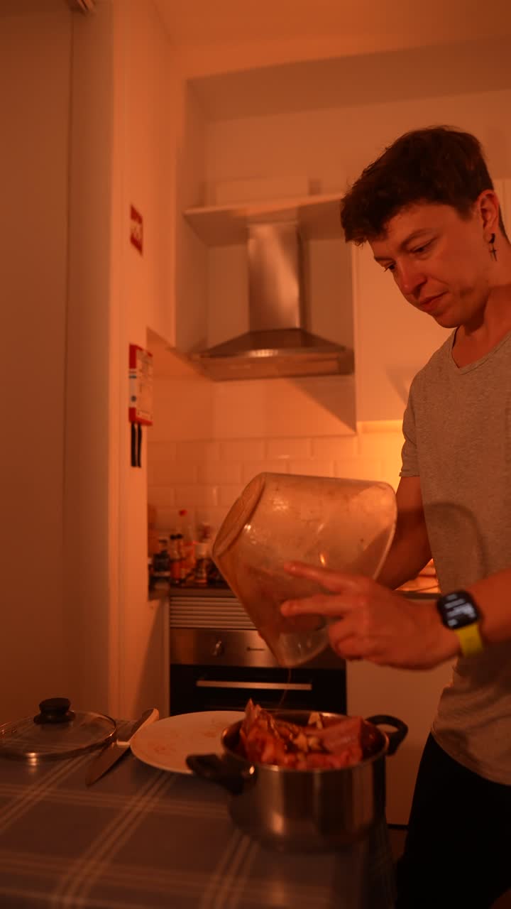 hombre cocinando costillas en la cocina