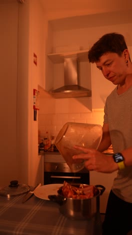 hombre cocinando costillas en la cocina