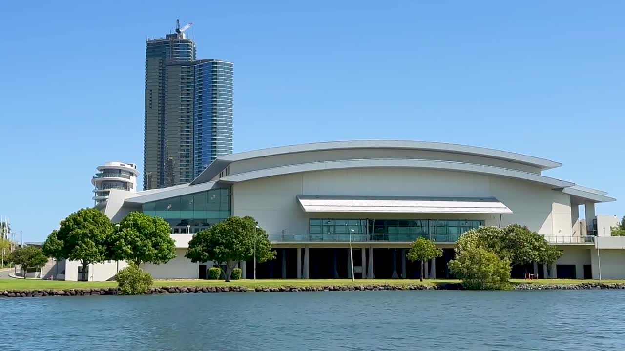 평온한 운하 물에 있는 현대 건축물