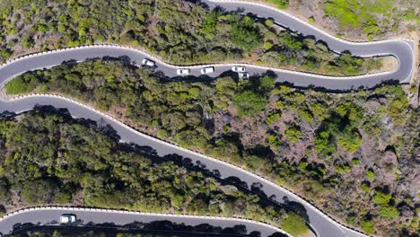 Camino-Sinuoso-Con-Esquinas-Afiladas-En-Tenerife-Durante-El-Día-Soleado,-De-Arriba-Hacia-Abajo