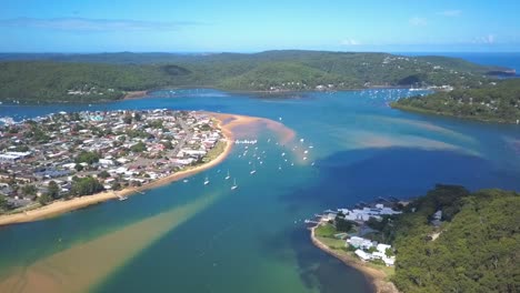 agua azul playa de arena blanca y casas frente al mar vista aérea en un caluroso día soleado, ettalong, australia