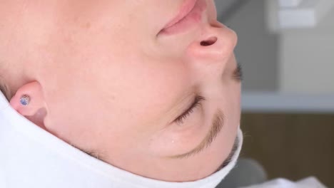 mujer recibiendo un tratamiento facial