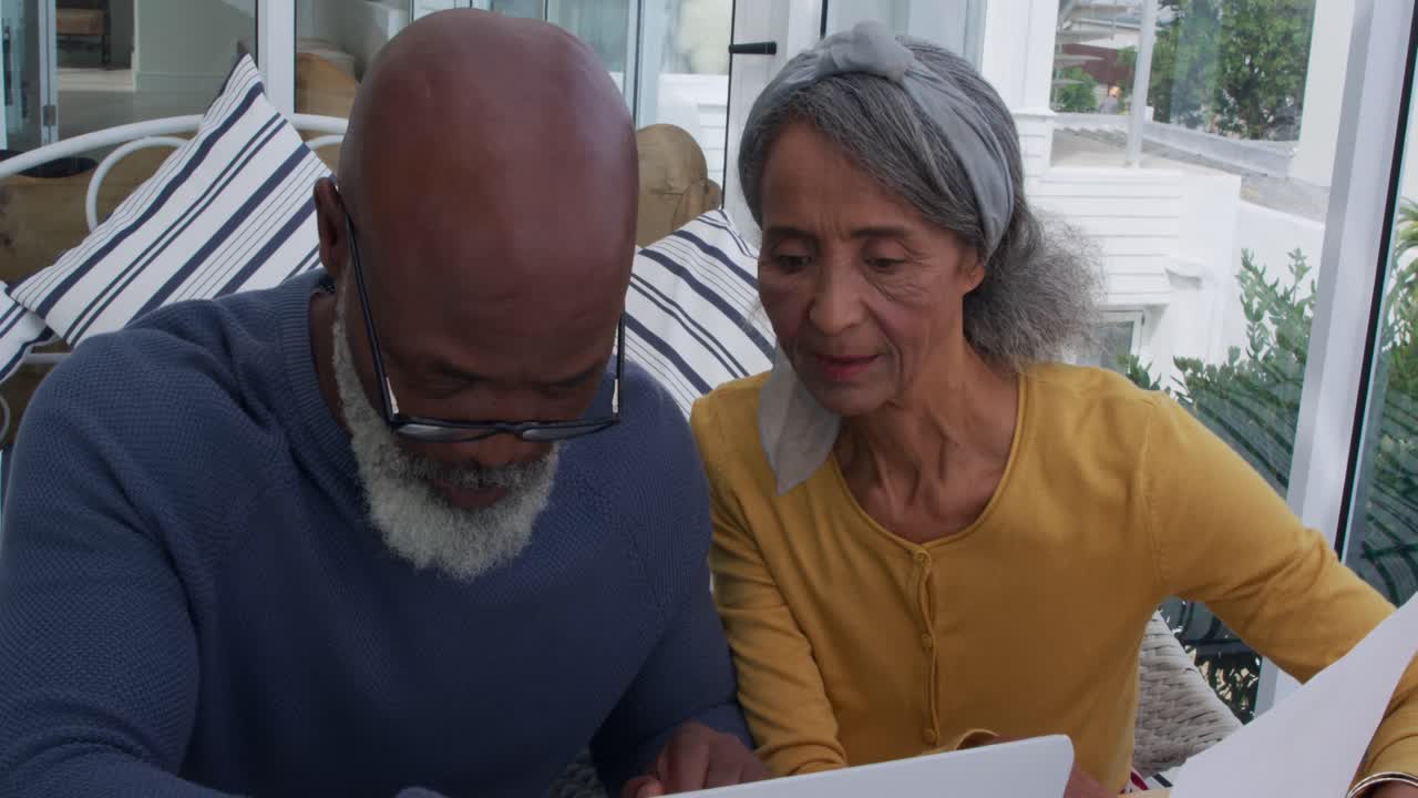 pareja madura en casa