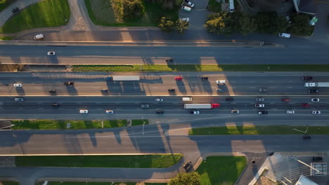 Antena-Del-Tráfico-Por-Carretera-Con-Coches-Y-Camiones-Desacelerando-En-Una-Zona-Congestionada-En-Una-Autopista-De-Varios-Carriles