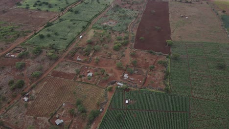 Sereno-Campo-Africano-Con-Campos-De-Mosaico,-Sur-De-Kenia,-Vista-Aérea