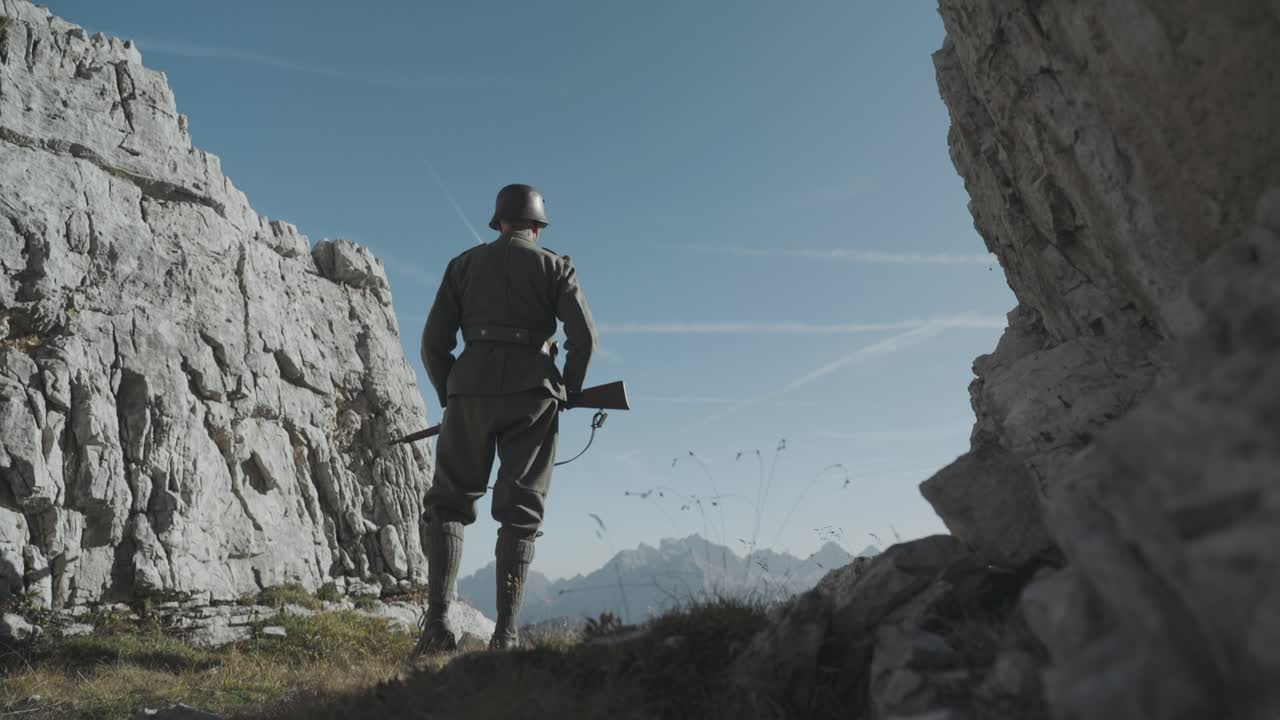 오스트리아의 무장한 병사들은 서서 적을 감시하고 있었다.