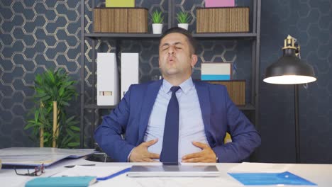 hombre de negocios que sufre de dolor de estómago.