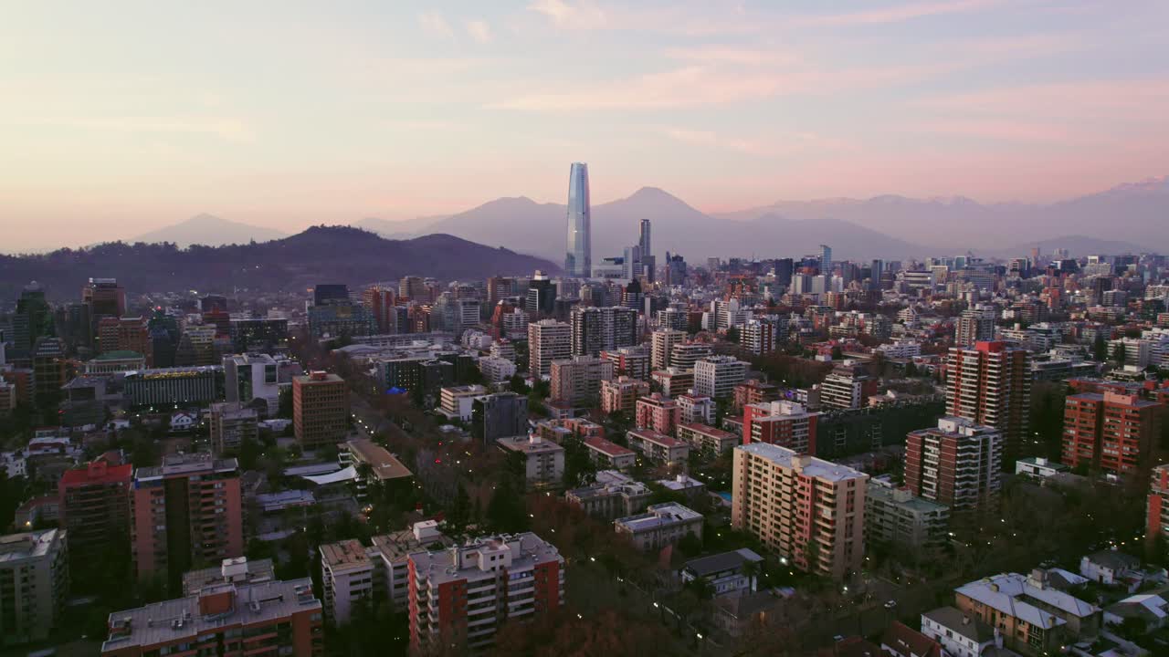 Veduta aerea ascendente di Providencia a Santiago del Cile, tramonto in un quartiere residenziale con alberi autunnali.