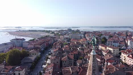 tejados de paisajes urbanos e iglesia ángel de la ciudad de grado en italia, vista aérea de drones