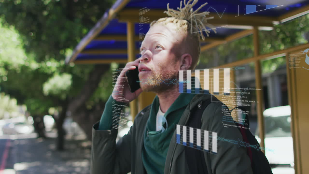 animación del procesamiento de datos sobre un hombre albino afroamericano usando un teléfono inteligente en la ciudad.