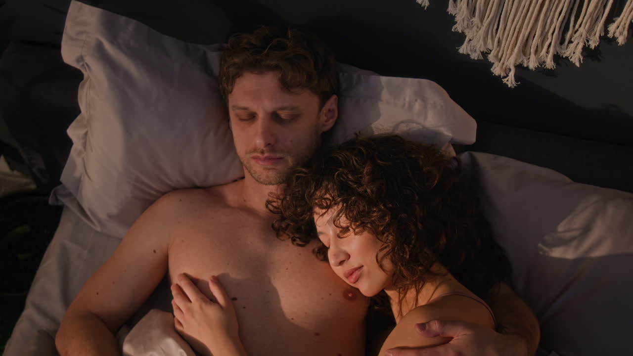 침대에서 안고 있는 커플