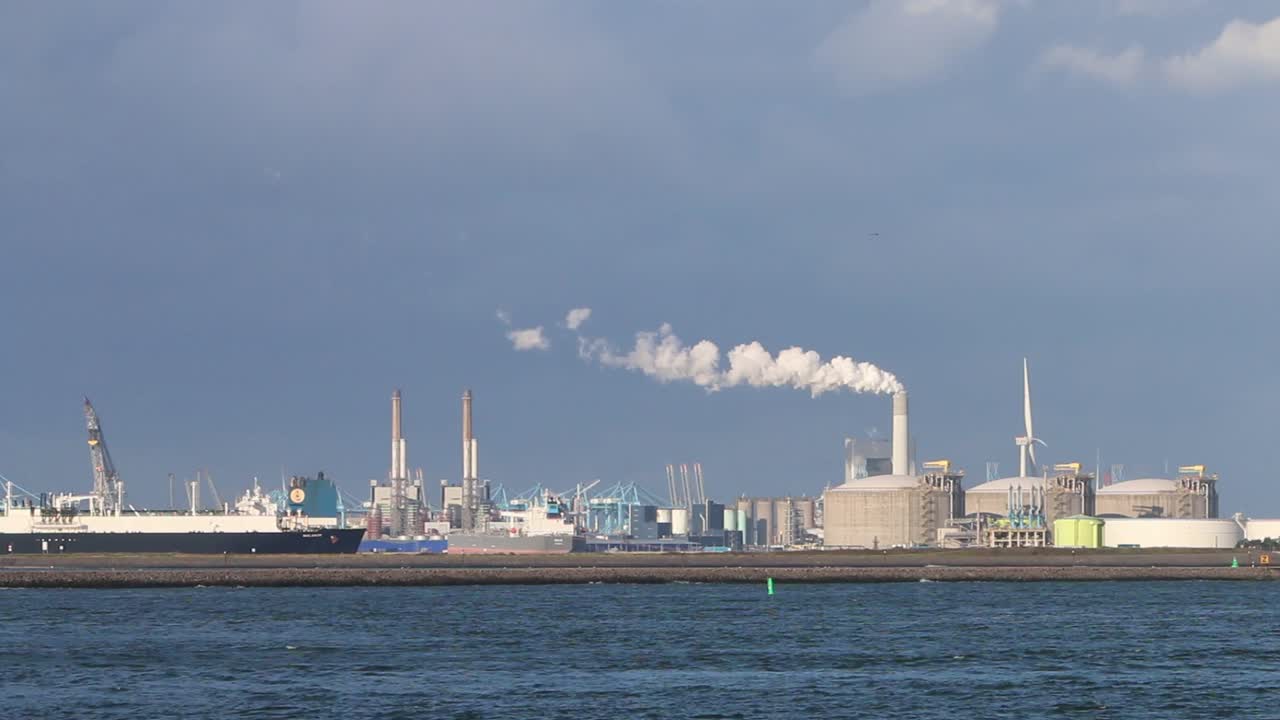 크레인과 공장이 있는 부두, 네덜란드의 갈고리에서 물 건너편에서 본