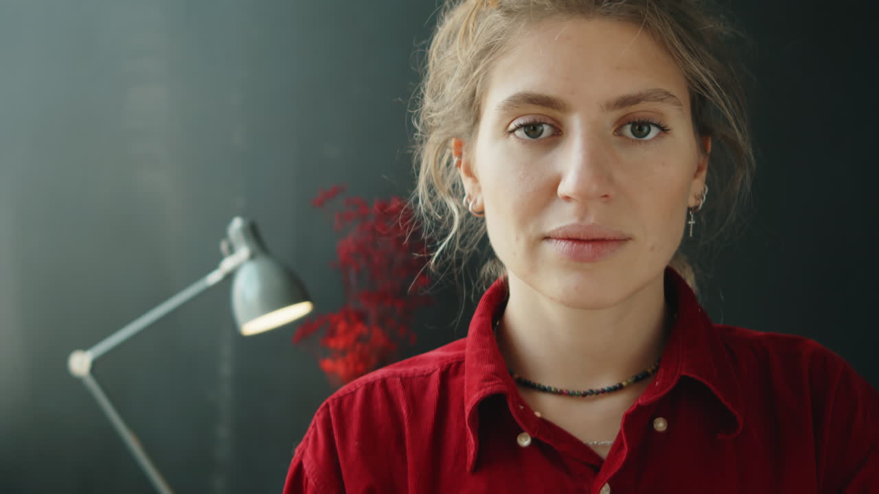 retrato de una joven empresaria en una oficina moderna