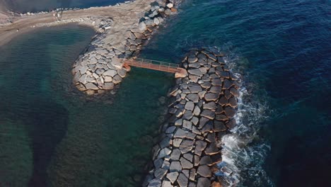 Rompeolas-De-Piedra-Que-Protegen-Las-Playas-De-La-Erosión-Costera,-Cervo,-Liguaria