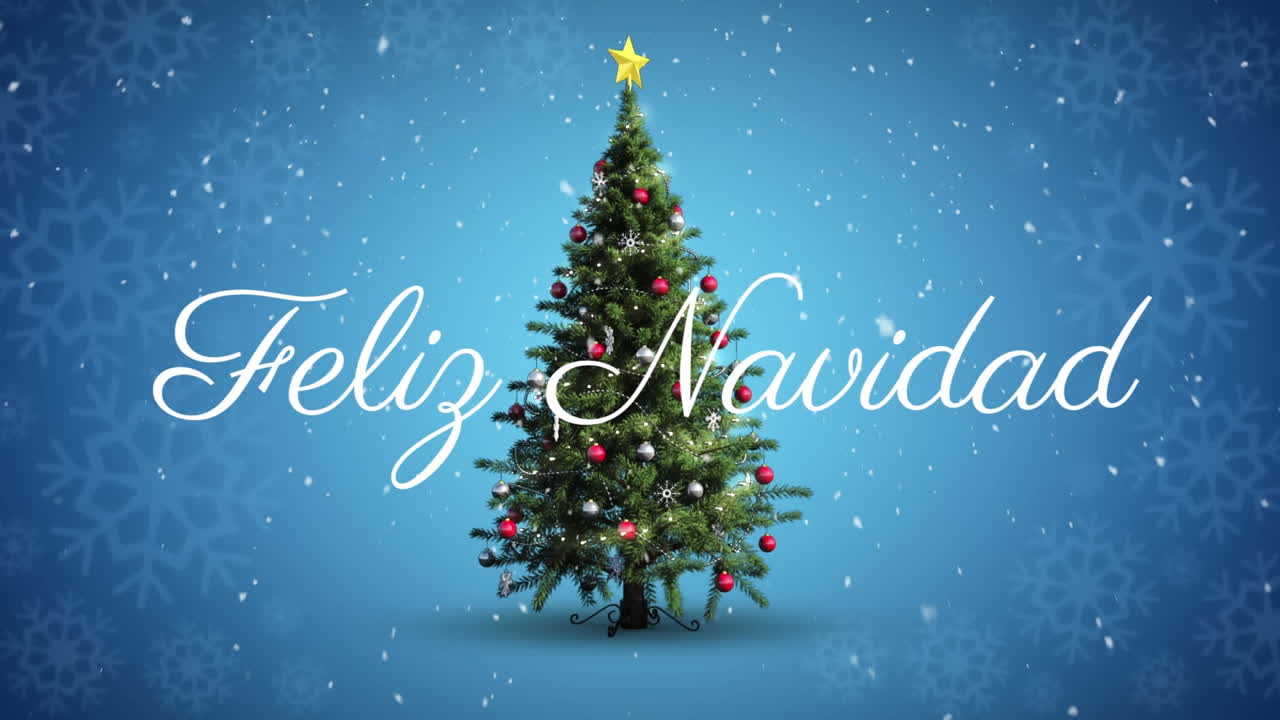 feliz navidad texto y nieve cayendo sobre el árbol de navidad giratorio y copos de nieve sobre fondo azul