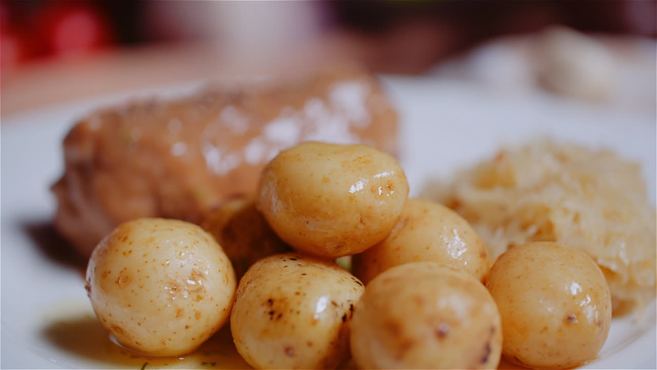 나무 테이블 4에 모듬된 다양한 재료 가운데 접시에 담긴 식사