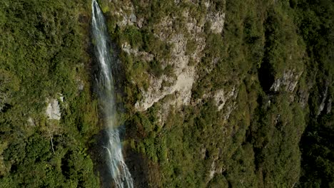 Impresionante-Vista-De-La-Cascada-De-La-Virgen-En-La-Ciudad-De-Baños,-Provincia-De-Tungurahua-En-Ecuador