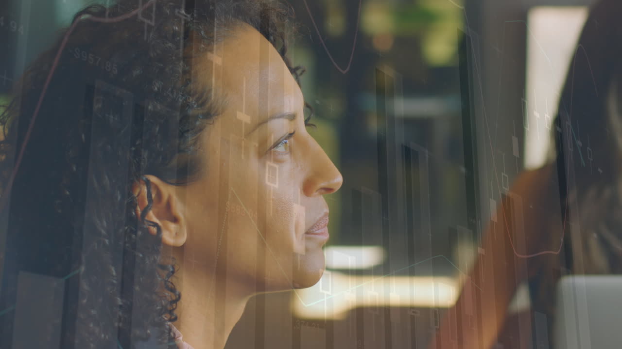 animación de gráficos financieros sobre mujer de negocios biracial que trabaja en la oficina