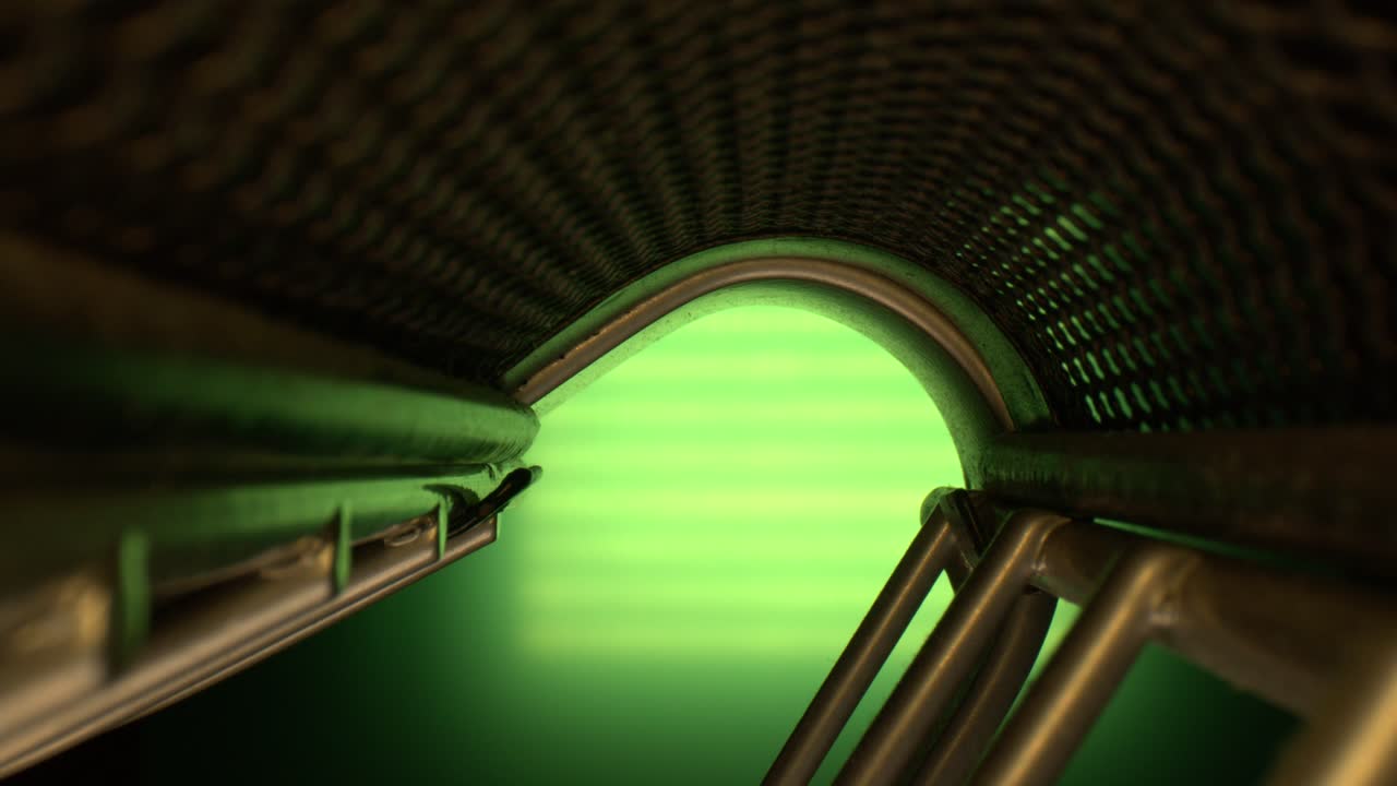 상단이 금색을 반사하여 시작하고 검은색으로 변할 때 금속 사무용 정리함으로 재빨리 밀어 넣습니다.