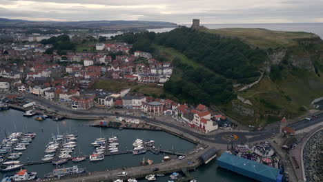 Erstellen-Einer-Drohnenaufnahme-Der-Stadt-Und-Des-Schlosses-Von-Scarborough