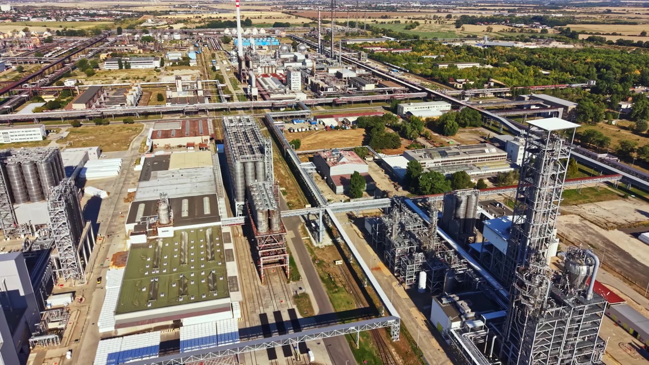 Ampio sito industriale con vari edifici e infrastrutture in un'area rurale durante il giorno.