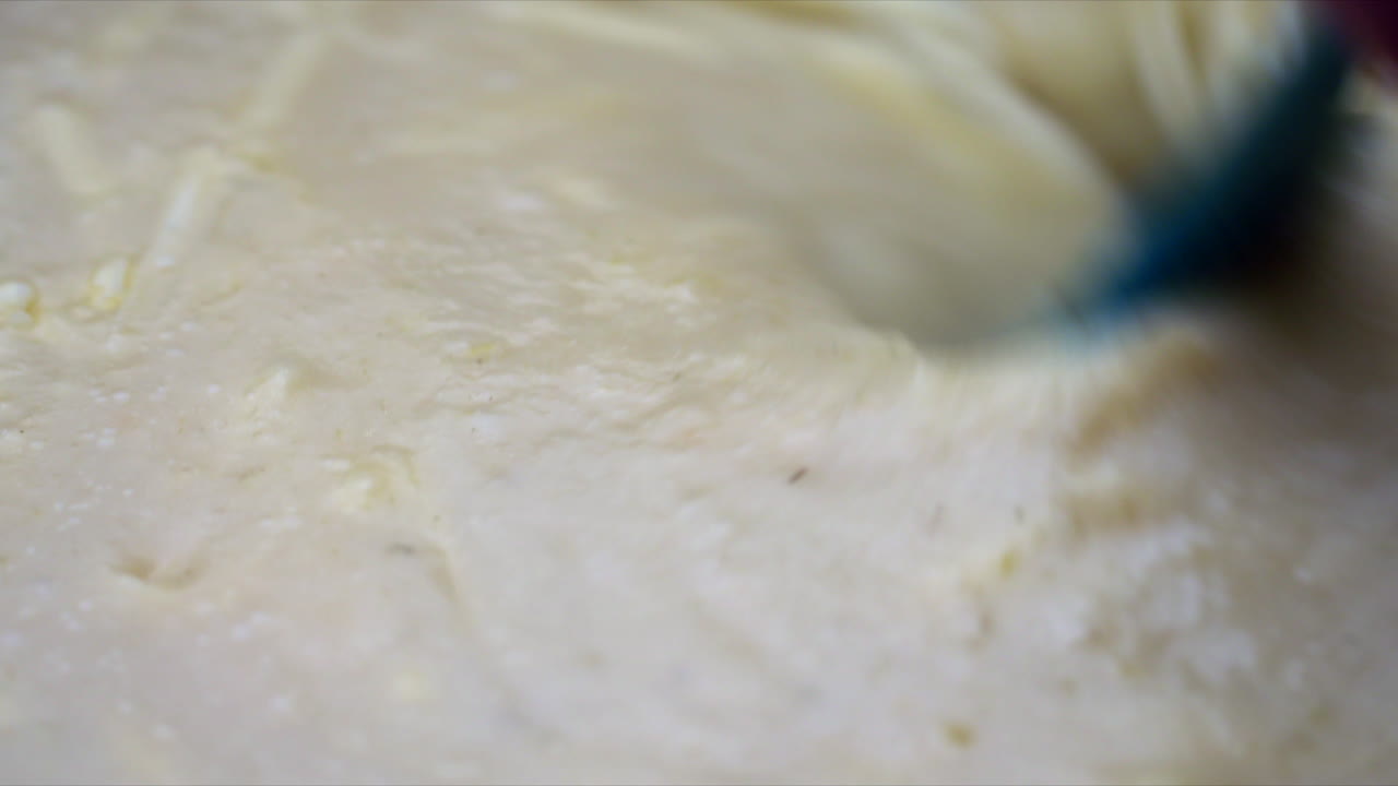 сыр, перемешанный в кремовый овощный суп