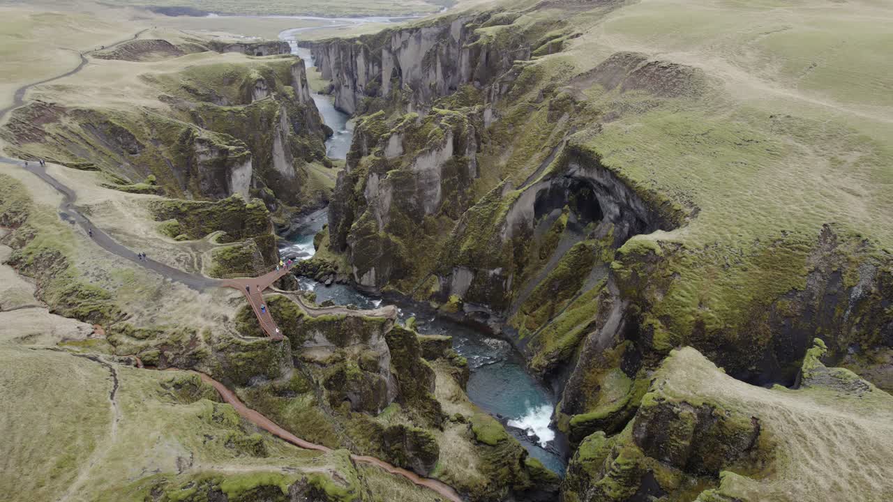 volando sobre el cañón fjadrargljufur en el sureste de islandia
