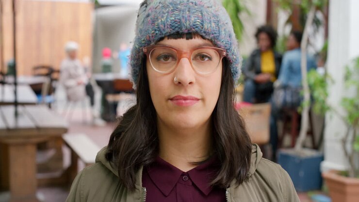 Giovane donna hipster alla moda ed elegante che indossa