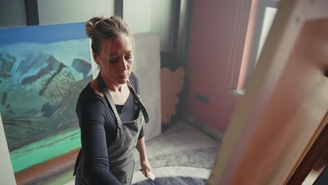 mujer artista pintando en el estudio