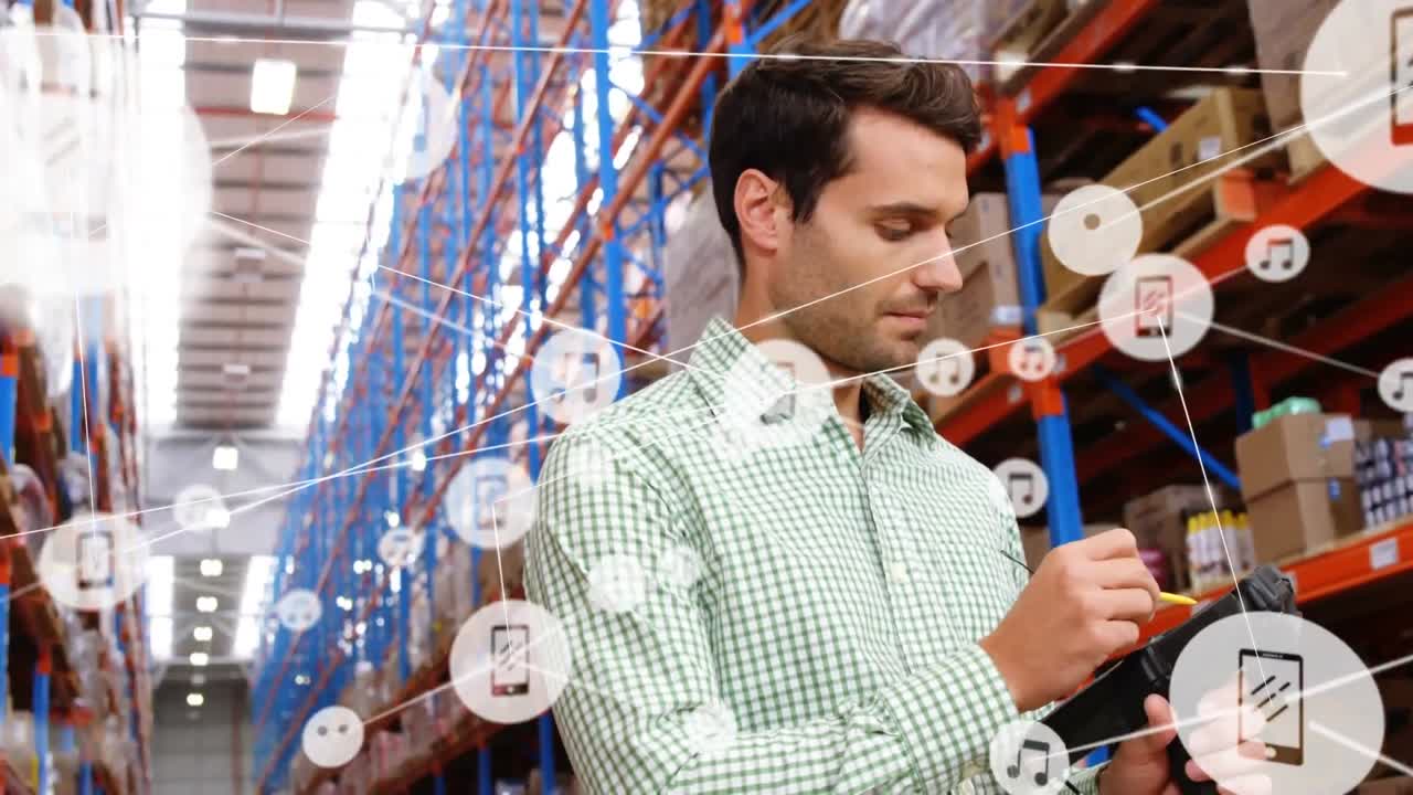 animación de redes de conexiones con iconos sobre el hombre que trabaja en el almacén