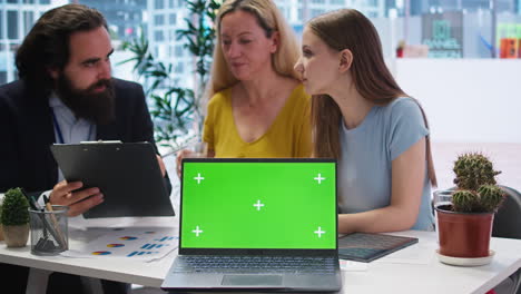 clientes que comprueban el plan de inversión en la computadora portátil de chroma key