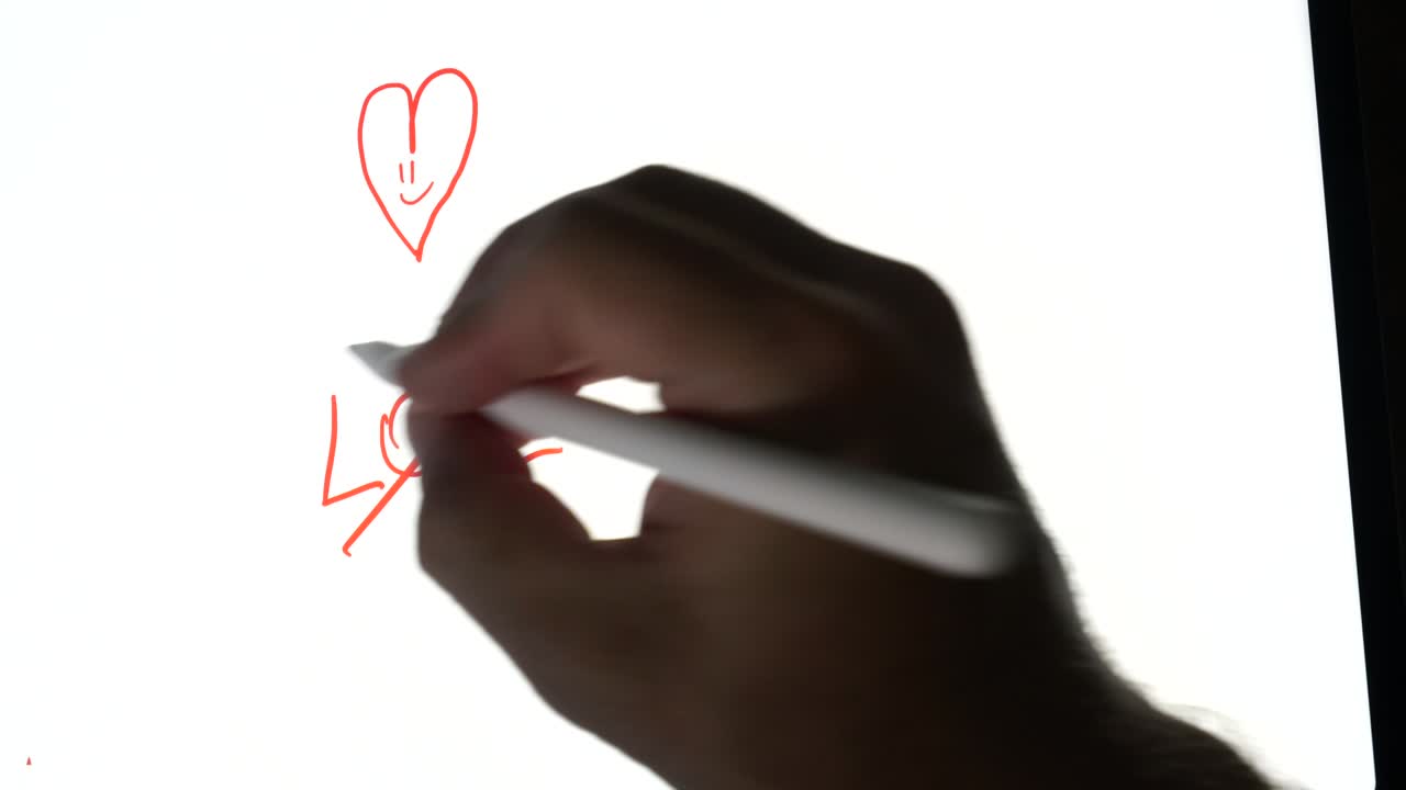 dibujando en una tablilla una persona herida roja y escribiendo amor y luego tachar