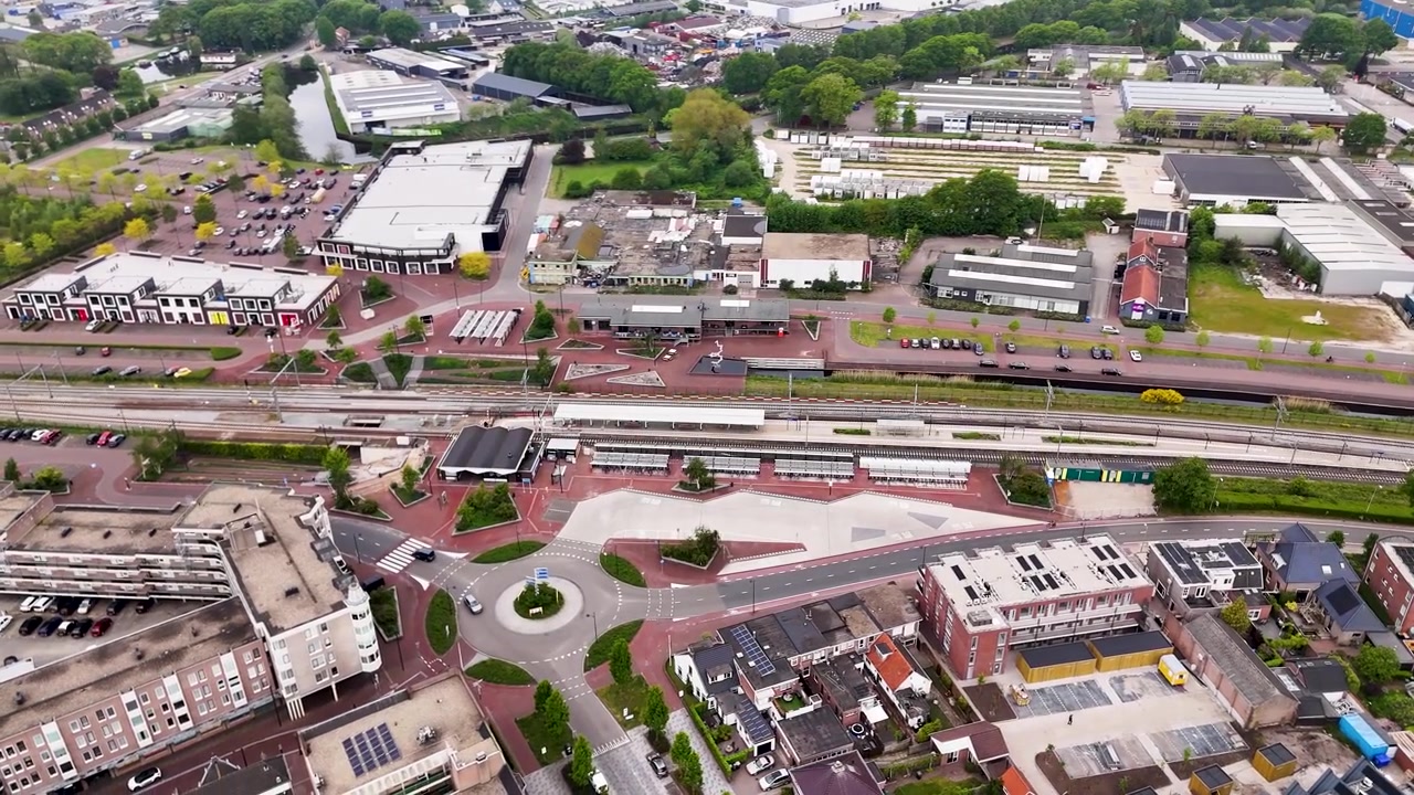 Luftfoto av en jernbanestasjon og omkringliggende byområde