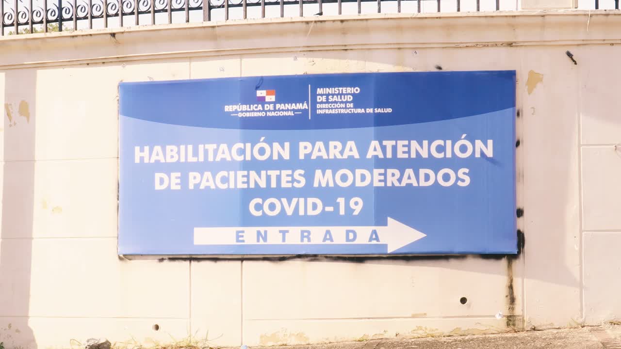pancarta anuncia lugar donde se atenderán y tratarán pacientes covid positivos durante la pandemia de covid-19 en la ciudad de panamá