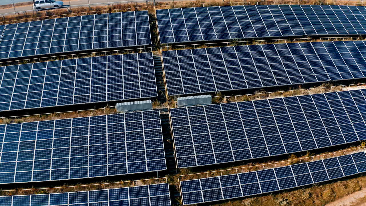 Paesaggi di tecnologia ambientale verde rinnovabile. Energia da pannelli solari ecologici nei campi