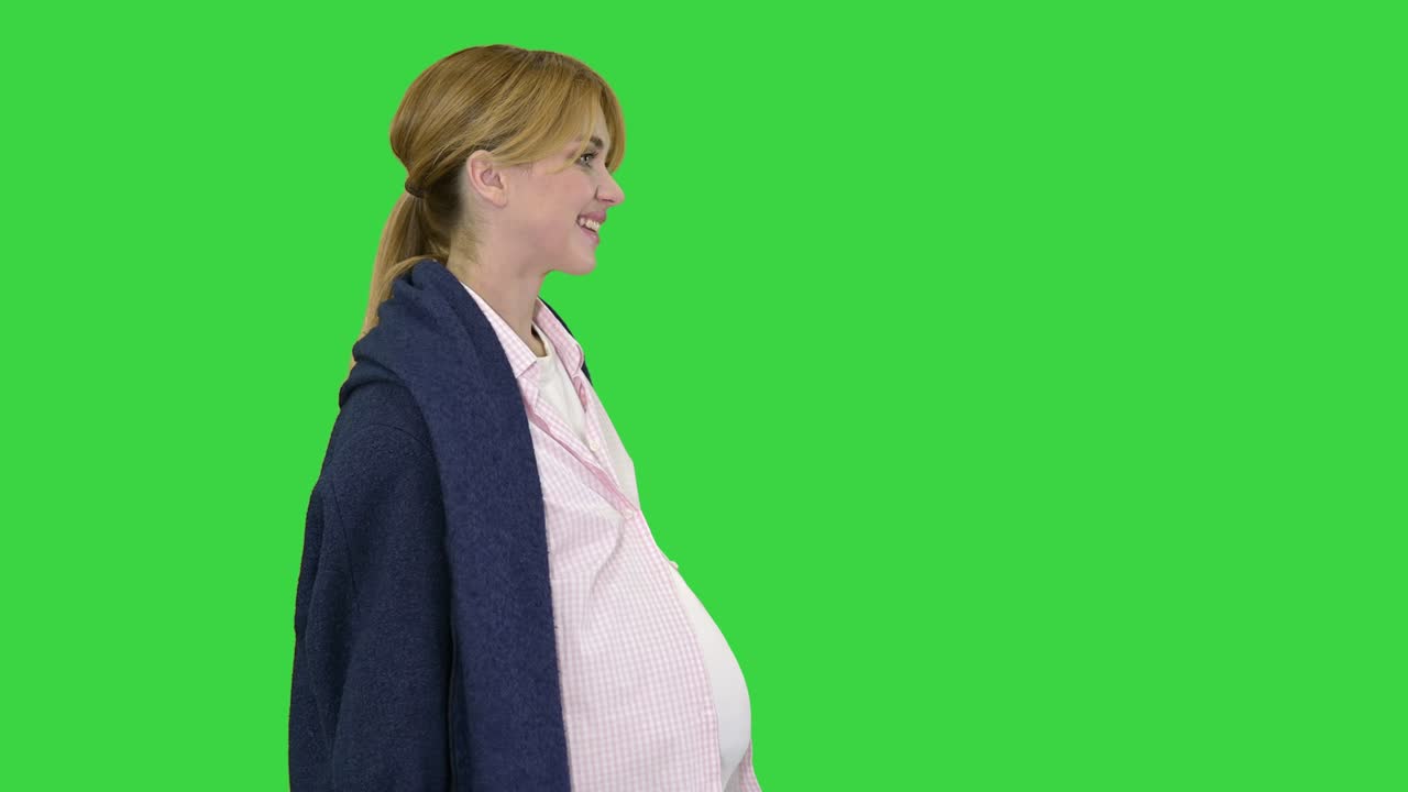 아름다운 행복한 임신한 여성이 녹색 스크린, 크로마 키에서 쇼핑 후 고