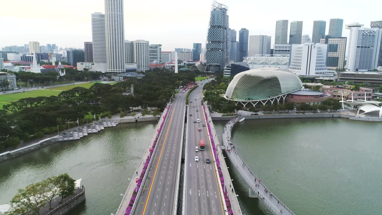 고속도로에서 싱가포르의 공중 풍경. 고속도로에 있는 자동차.