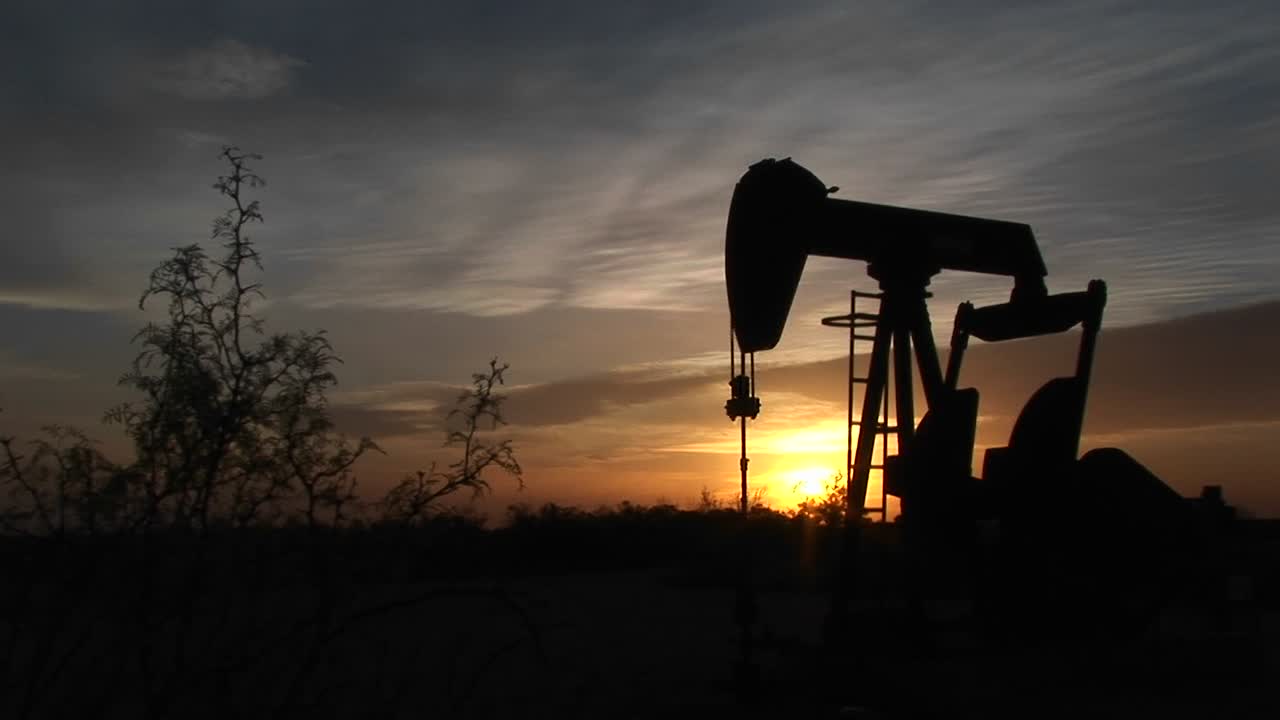 plano medio de una bomba de aceite silueteada girando en el desierto de nuevo méxico 3