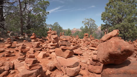 Gestapelte-Rote-Steine-Auf-Einer-Wanderung-In-Der-Südwestlichen-Wüste-Von-Sedona,-Arizona