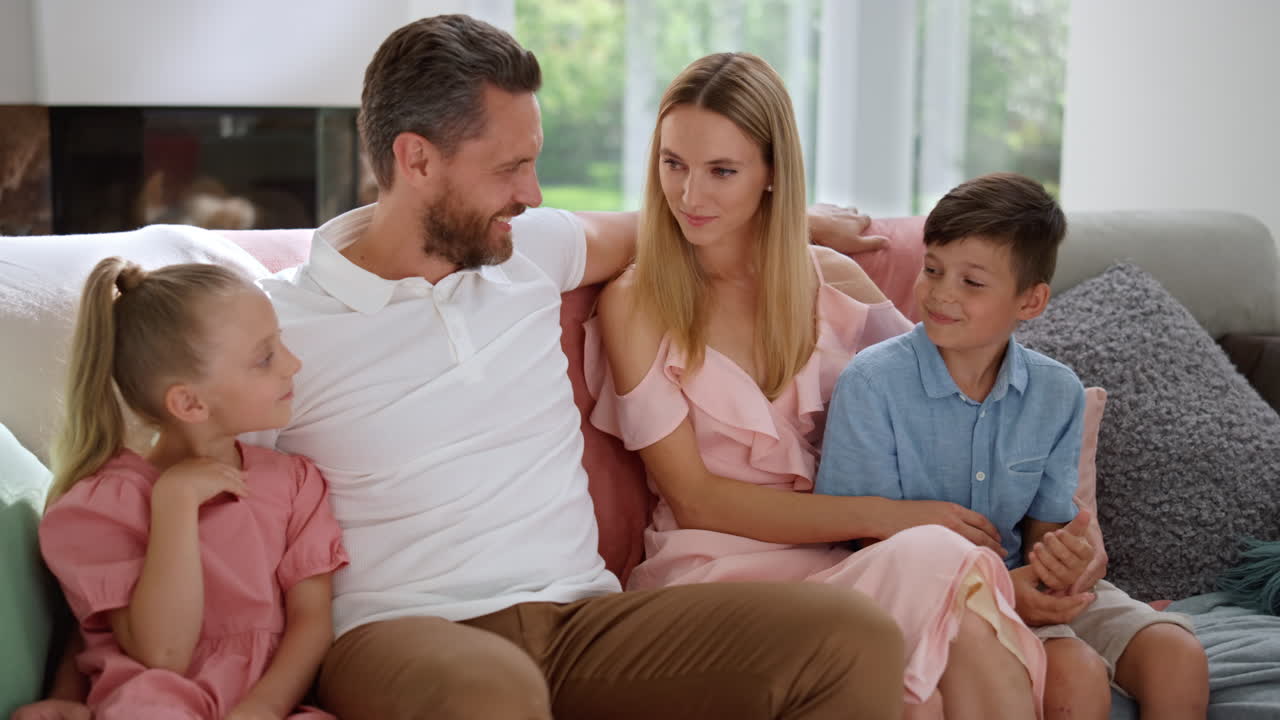 행복한 부모가 아이들을 바라보고 있습니다.