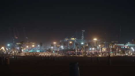 Nachtansicht-Der-Industriekräne-Und-Konzertlichter-Am-Stadtstrand