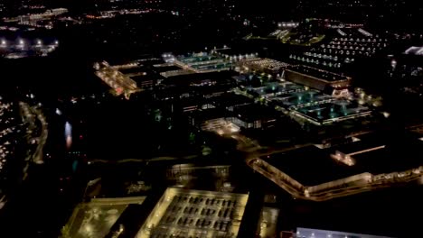 Una-Toma-Nocturna-De-4k-Desde-Un-Avión-Acercándose-Al-Aeropuerto-De-Washington-Dulles,-EE.-UU.,-Ubicado-En-Virginia,-Que-Muestra-Edificios-Iluminados-A-26-Millas-De-Washington-DC.