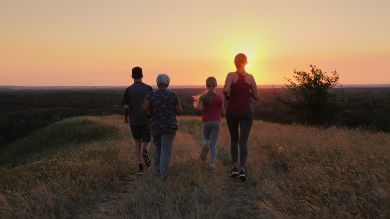 varias generaciones de una familia corriendo juntas en un hermoso lugar