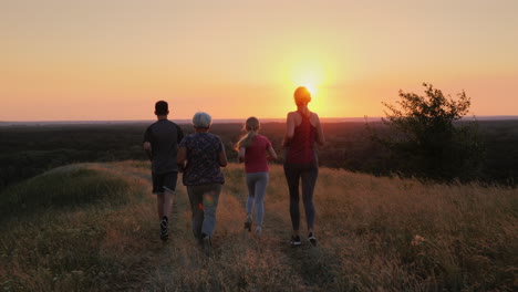 varias generaciones de una familia corriendo juntas en un hermoso lugar